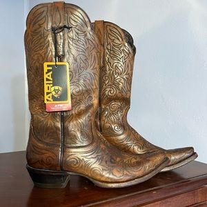 Ariat, like new, brown cowboy boots, pointy toe, 10